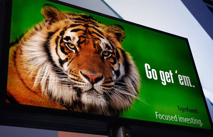 in-backlit-trong-nha