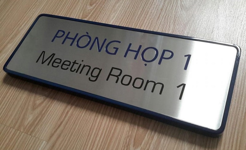 bang-hieu-inox-trang-bong