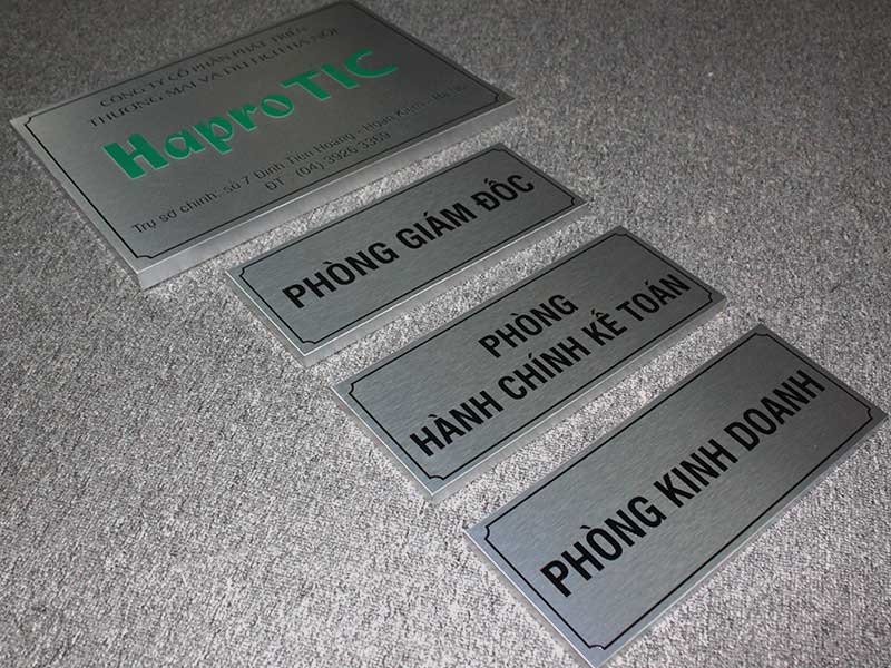 bang-hieu-inox-trang-mo