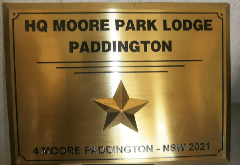 bang-hieu-inox-vang-bong