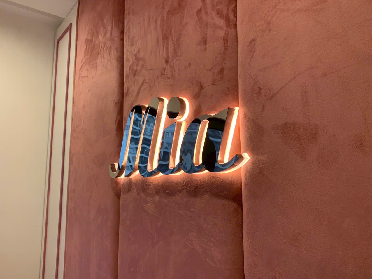 Các biển quảng cáo ở Việt Nam